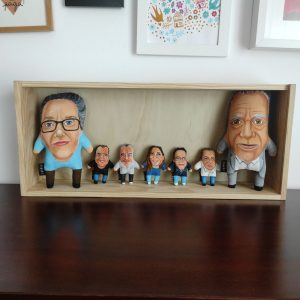 Caixa 2x Boneco 20cm + 5 Mini Dolls
